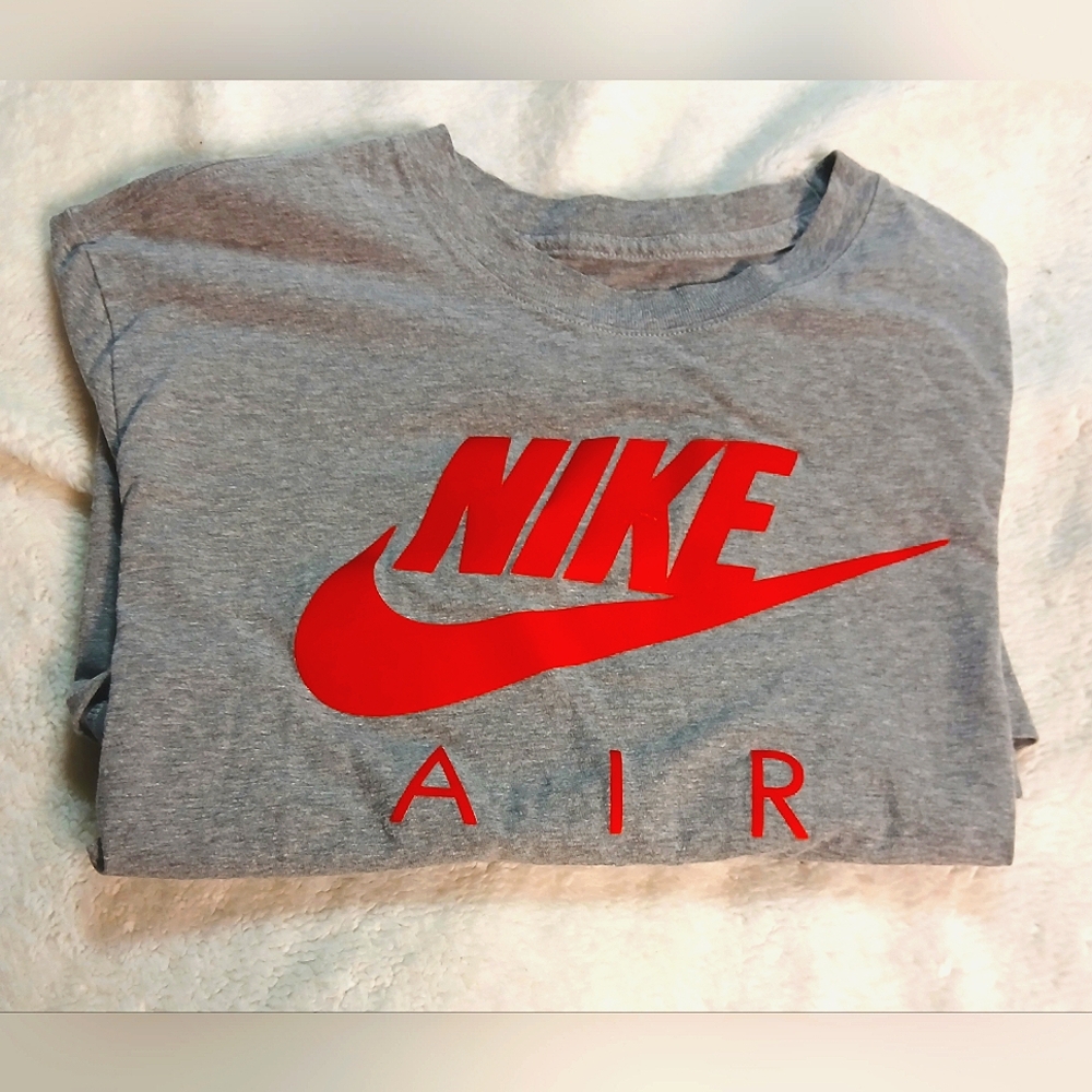 BRAND NEW never Actually worn large nike t shirt